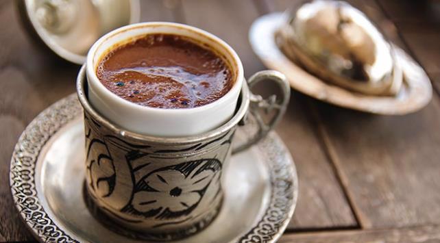 Double Damla Sakızlı Türk Kahvesi sunumu