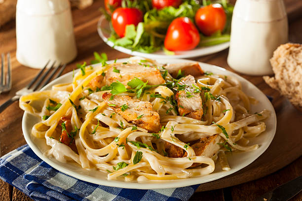 Penne Alfredo sunumu